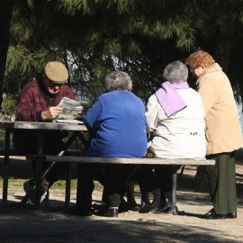 Varios pensionistas en un parque de Madrid. E.P.