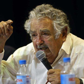 Mujica durante su intervención en la conferencia organizada por Casa América en el Casinet de Hostafrancs de Barcelona. / TONI ALBIR (EFE)