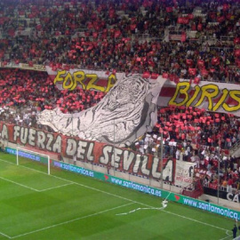 La grada Gol Norte del estadio Sánchez Pizjuán durante un partido.