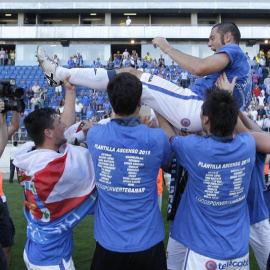Los jugadores del Real Oviedo celebran el ascenso a Segunda División tras su victoria ante el Cádiz. /EFE