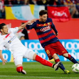 Escudero trata de robar el balón a Messi durante la final de Copa. EFE/JuanJo Martin