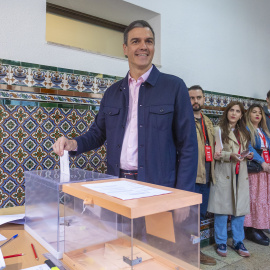 El secretario general del PSOE y presidente del Gobierno, Pedro Sánchez, ejerce su derecho al voto en las elecciones municipales y autonómicas en Madrid.