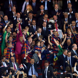 Iniesta levanta la Copa del rey rodeado de sus compañeros. EFE/Juan Carlos Hidalgo