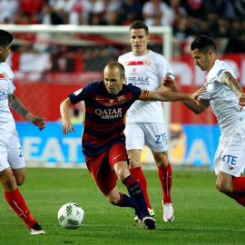 Iniesta, durante el partido ante el Sevilla. EFE/Juan Carlos Hidalgo