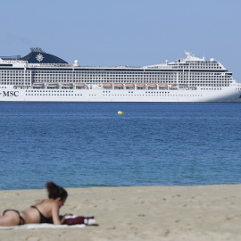 Un crucero se divisa desde la playa de Can Pere Antoni, en Palma de Mallorca, a 21 de mayo de 2023