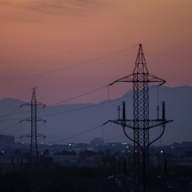 04/07/2022 - Imagen de archivo de las torres de tensión el día en el que el precio de la luz alcanza un máximo histórico, a 20 de julio de 2021, en el Cañaveral, Madrid (España).