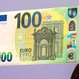 El nuevo billete de 100 euros es descubierto en la sede del Banco Central Europeo (BCE) en Fráncfort (Alemania). (ARMANDO BABANI)
