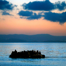 Un bote abarrotado de inmigrantes afganos y de otras nacionalidades es remolcado por un guardacostas griego cerca de la isla de Kos.- YANNIS BEHRAKIS (REUTERS)
