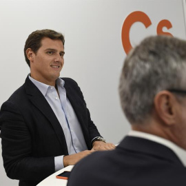 El líder de Ciudadanos, Albert Rivera,iz, durante la reunión del Comité Permanente de Ciudadanos celebrado hoy en la sede del partido. EFE/Víctor Lerena