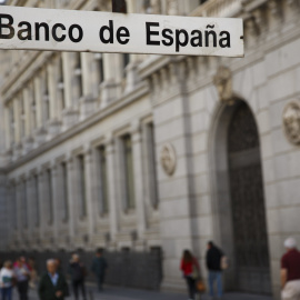 El cartel de la entrada de la estación del metro de Banco de España, junto a la sede de la institución. REUTERS