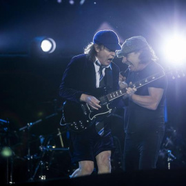 Brian Johson y Angus Young (i), dos de los integrantes de la legendaria banda de hard rock AC/DC. EFE/Emilio Naranjo
