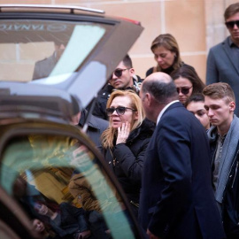 Familiares y amigos de la joven de 20 años que murió este sábado en Benicàssim (Castellón) tras colisionar contra un surtidor de gasolina el vehículo en el que viajaba junto a su expareja, un joven de 29 también fallecido, durante el funera