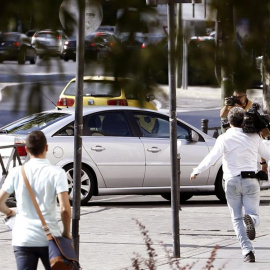 El ex vicepresidente del Gobierno Rodrigo Rato a su llegada en coche hoy a los Juzgados de Plaza de Castilla, donde ha acudido a declarar como imputado dentro de la causa en la que le investiga por cinco delitos fiscales, uno de blanqueo de
