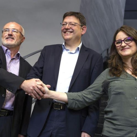 Los candidatos a la Presidencia de la Generalitat del PSPV, Ximo Puig (centro); Compromís, Mónica Oltra; y Podemos, Antonio Montiel; antes de la primera reunión a tres bandas convocada por Podemos este lunes. EFE / Manuel Bruque