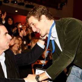 Casado saluda a Aznar en un acto del partido - EFE