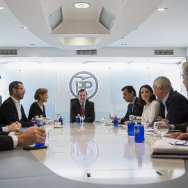 El presidente del Partido Popular y del Gobierno en funciones, Mariano Rajoy, presidiendo la reunión del Comité de Dirección en la sede de los populares en Genova. EFE/Tarek