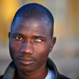 Chef, 25 años. De Malí. Perdió la visión en el ojo izquierdo al saltar la valla que separa Marruecos y España. // JUAN MEDINA (REUTERS)