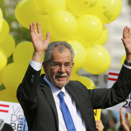 Alexander Van der Bellen, candidato independiente a las elecciones presidenciasles austriacas, en una imagen de la campaña.-  REUTERS / Heinz -Peter Bader