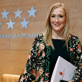 Fotografía facilitada por la Comunidad de Madrid de su presidenta, Cristina Cifuentes, durante la rueda de prensa posterior al Consejo de Gobierno. EFE/