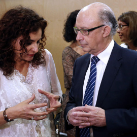 La consejera de Hacienda, María Jesús Montero, y el ministro de Hacienda, Cristóbal Montoro, en una reunión del Consejo de Política Fiscal y Financiera. EFE