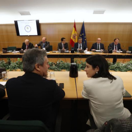 El ministro del Interior, Juan Ignacio Zoido, tercero por la derecha, preside  la reunión del pacto antiyihadista con la diputada del PSOE, Adriana Lastra, en primer término. | JAVIER LIZÓN (EFE)