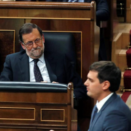 El líder de Ciudadanos, Albert Rivera, ha reprochado a Mariano Rajoy haber puesto "en jaque al rey" al rechazar someterse a una votación de investidura, durante el segundo debate del candidato a presidente Pedro Sánchez. EFE/Javier Lizón