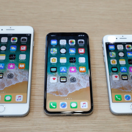 Diferentes modelos de iPhone 8 en la sede de la empresa informática, en Cupertino (California, EEUU). REUTERS/Stephen Lam