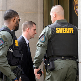 El policía de Baltimore, Edwar Nero ha sido absuelto de todos los cargos que le atribuían por participar en el asesinato de Freddi Gray. REUTERS/Bryan Woolston