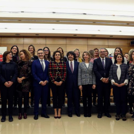 La ministra de Sanidad, Dolors Montserrat,c, posa en la foto de familia con los asistentes a la reunión de la Conferencia Sectorial de Igualdad celebrada hoy con el fin de poner en marcha el Pacto de Estado contra la Violencia de Género, ju