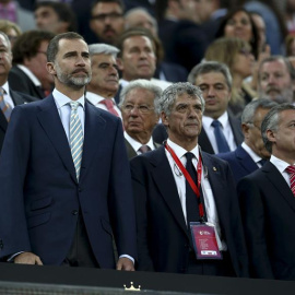 El rey Felipe, en el Camp Nou durante la pitada. EFE/Toni Albir