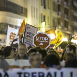 Cientos de personas se han manifestado esta tarde por las calles del centro de Valencia en las "Marxes per la dignitat" bajo el lema "No a la corrupció!". // EFE