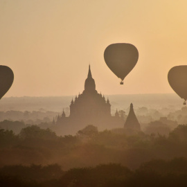 Globos aerostáticos, sobre los antiguos templos de Bagan, al norte de Myanmar. // PHYO HEIN KYAW (AFP)