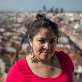 Nestora Salgado, coordinadora de la Policía Comunitaria de Olinalá, visita la redacción de Público. JAIRO VARGAS