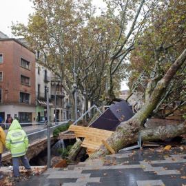 Las intensas lluvias caídas la pasada madrugada han desbordado la riera de Figueres (Girona), por lo que se han inundado las zonas próximas al cauce fluvial, y han provocado un socavón de cerca de diez metros bajo uno de los tramos de la Ra