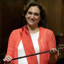 La alcaldesa de Barcelona, Ada Colau, tras recibir el bastón de mando de la ciudad. Archivo EFE