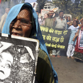 Supervivientes y familiares de las víctimas participan en una manifestación para conmemorar el 30º aniversario de la fuga de gas en la ciudad india de Bhopal. // EFE