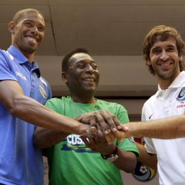 Yenier Marquez, Pele y Raúl Gonzalez entrelazan sus manos tras ofrecer una rueda de prensa en La Habana. / ENRIQUE DE LA OSA (REUTERS)