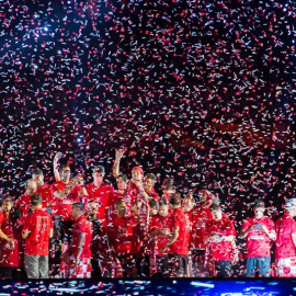 Los jugadores del Sevilla FC festejan con la afición su quinta Liga Europa, conseguida el pasado miércoles en Basilea (Suiza), en el estadio Ramón Sánchez-Pizjuán, en Sevilla./ EFE