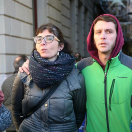 Los concejales de la CUP de Reus (Tarragona) Marta Llorens y Oriol Ciurana, sobre los que pesa una orden de detención por no comparecer ante el juez, a su salida hoy del Ayuntamiento de Reus. Los Mossos d'Esquadra han detenido a Marta Llore