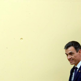 El presidente del Gobierno español, Pedro Sánchez, a su llegada a la rueda de prensa tras la segunda jornada de la cumbre informal europea de Salzburgo, dedicada a la crisis migratoria. (JUANJO MARTÍN | EFE)