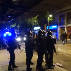 Un momento del violento desalojo en Barcelona.