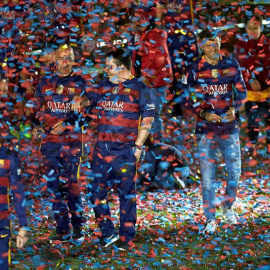 Luis Enrique, último por la derecha, festeja con la afición los títulos de Liga y Copa. / EFE