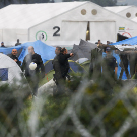 Agentes de la policía helena durante el desalojo del campamento de Idomeni, en la frontera entre Grecia y Macedonia. REUTERS/OgnenTeofilovski