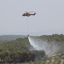 Los medios aéreos y terrestres que trabajan en la extinción del incendio forestal en Venta del Moro, València, 5 de julio de 2022.