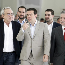Alexis Tsipras, escoltado por algunos miembros de su Gobierno, camino de una reunión en Atenas. / Alkis Konstantinidis (Reuters)