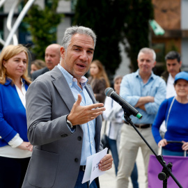 Elías Bendodo presenta ante los medios de comunicación un carro de la compra gigante para denunciar la subida desorbitada de los precios de los alimentos en Madrid.