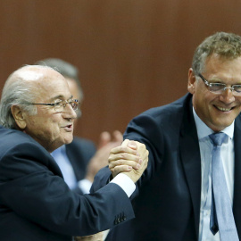 Jerome Valcke estrecha la mano a Joseph Blatter en el reciente Congreso de la FIFA. /REUTERS
