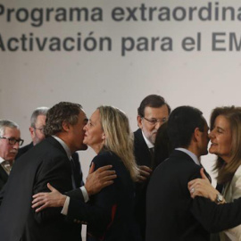 El jefe del Ejecutivo, Mariano Rajoy, presidió hoy la firma entre el Gobierno y los interlocutores sociales del acuerdo para la activación del empleo que recoge una ayuda mensual de 426 euros para parados de larga duración.