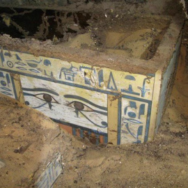 Fotografía facilitada por el Ministerio de Antigüedades de Egipto, de uno de los dos sarcófagos de madera que contenían la momia de Sattjeni, una dama de la nobleza, que ha sido hallado en la necrópolis de Qubbet el-Hawa, en el Valle de los