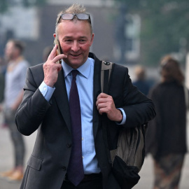 El secretario de Gales de Gran Bretaña, Simon Hart, abandona la Oficina del Gabinete en Whitehall, en el centro de Londres, el 6 de julio de 2022.